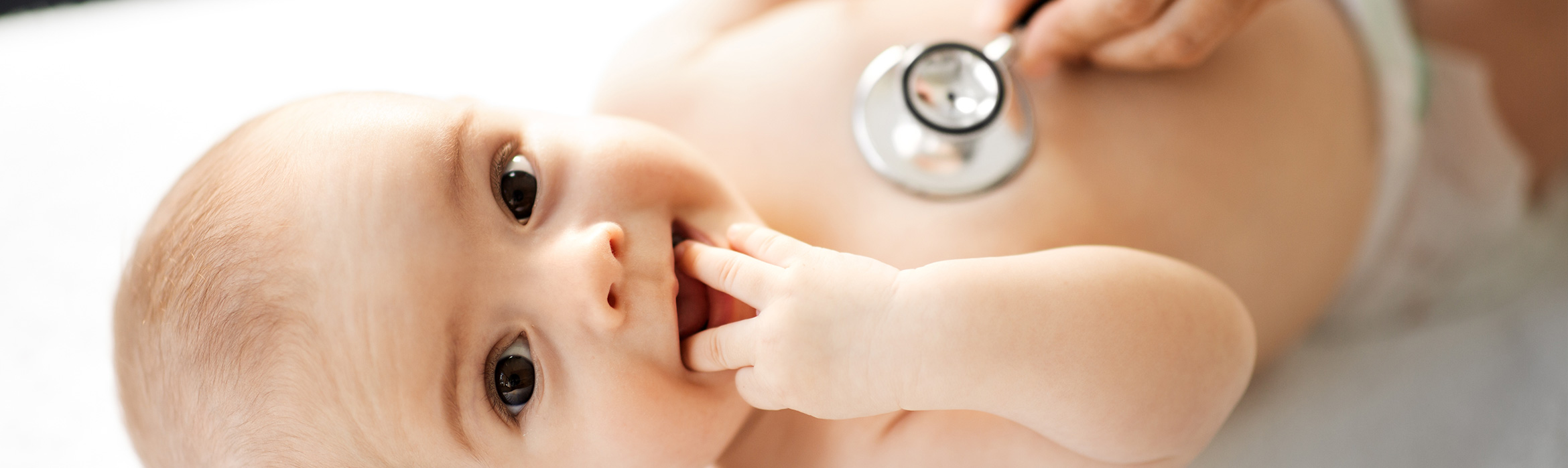 Bebé en reconocimiento médico
